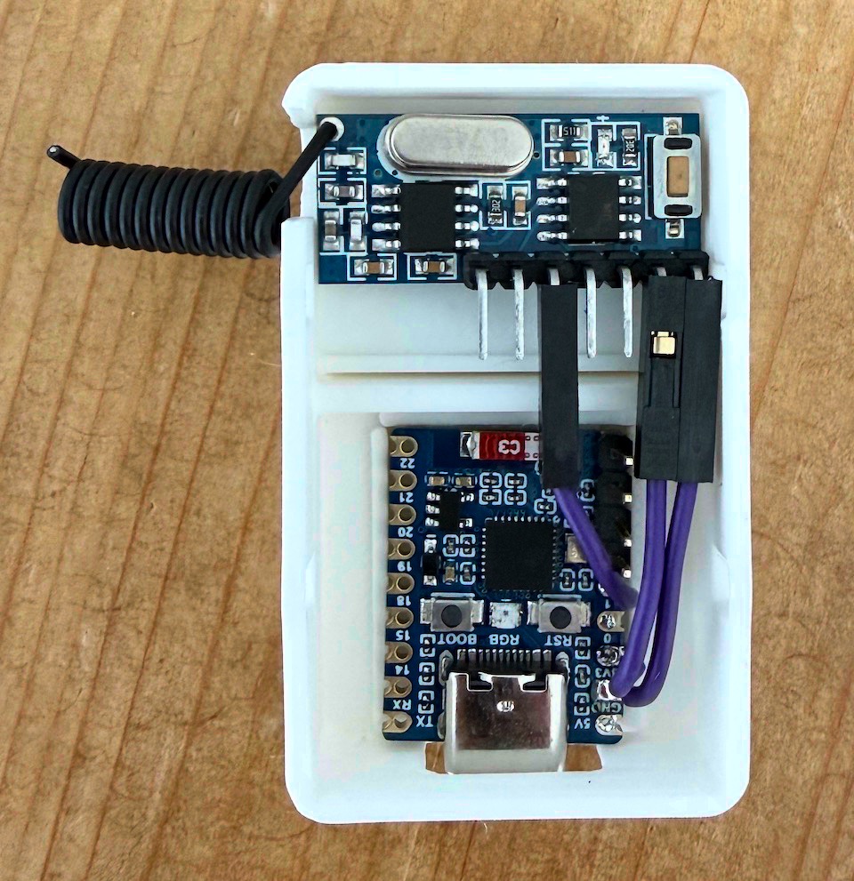 A Waveshare ESP32-C6-Zero board wired to an RX480E-4 433 MHz receiver module, connected by a USB cable.